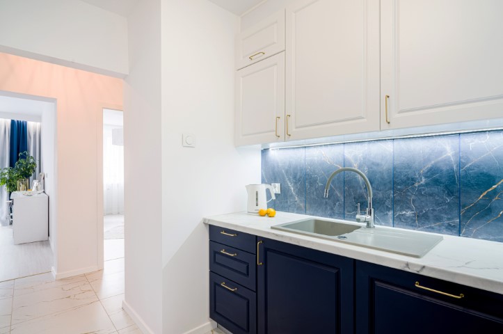 biała kuchnia z granatem i złotem