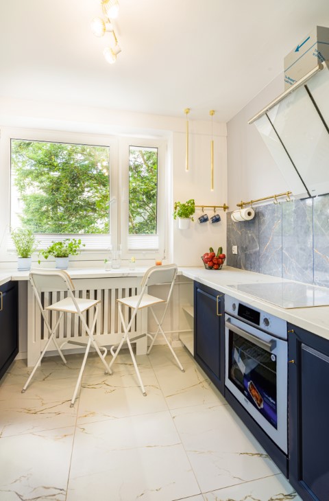 nowoczesna kuchnia granatowo-biała