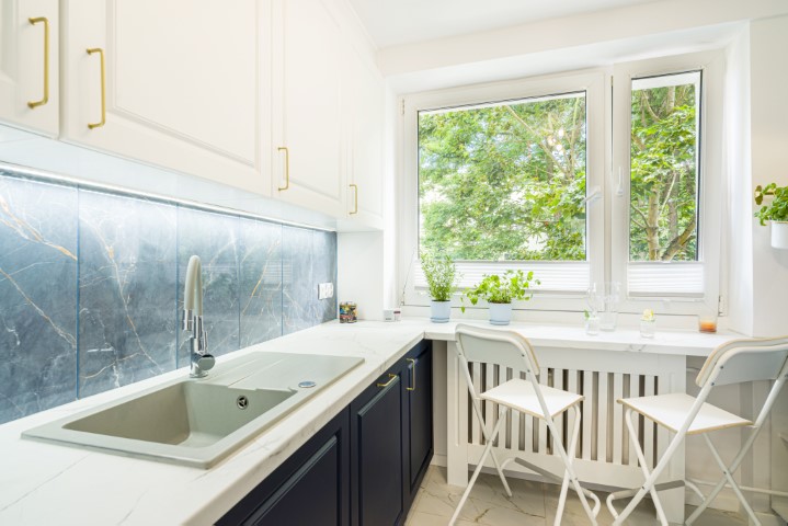 projekt granatowej kuchni