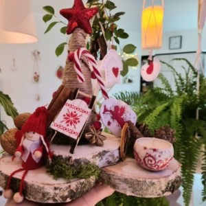 ręcznie wykonane stroiki świąteczne z plastrów drewna