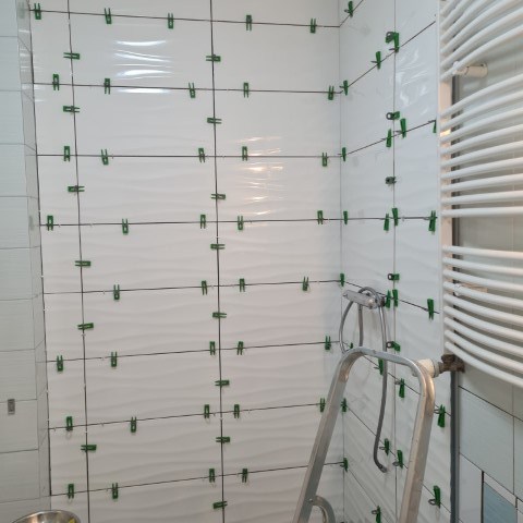 jak kłaść płytki w łazience