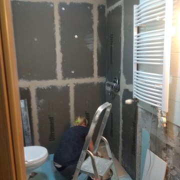 jak wyrównać ścianę w łazience